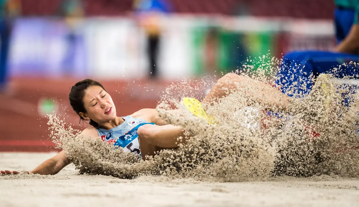 Atlet Korea Selatan, Kim Minji saat tampil pada babak final Lompat Jauh Putri Asian Games 2018 di Stadion Utama Gelora Bung Karno, Jakarta, Senin (27/8). Sebanyak 11 atlet turun di final nomor lompat jauh putri. (ANTARA FOTO/INASGOC/M Agung Rajasa)