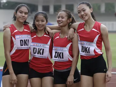 Tim putri DKI Jakarta saat mengikuti nomor lari 4x100 meter estafet pada Kejuaraan Pomnas XVI 2019 di Stadion Madya, Senayan, Jakarta, Rabu (25/9). Tim putri Jakarta raih emas di nomer 4x400 meter estafet. (Bola.com/Yoppy Renato)