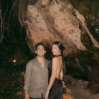 Pada kesempatan ini, ia bersama sang kekasih merayakan dengan makan malam romantis di dalam goa pinggir pantai.