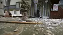 Seorang militan Houthi berdiri di dalam Masjid al-Balili, Yaman  pasca pemboman, Kamis (24/9/2015). Sebuah ledakan terjadi di Masjid Balili di Sanaa, Yaman. Dikabarkan, 29 orang tewas dan puluhan terluka. (REUTERS/Khaled Abdullah)