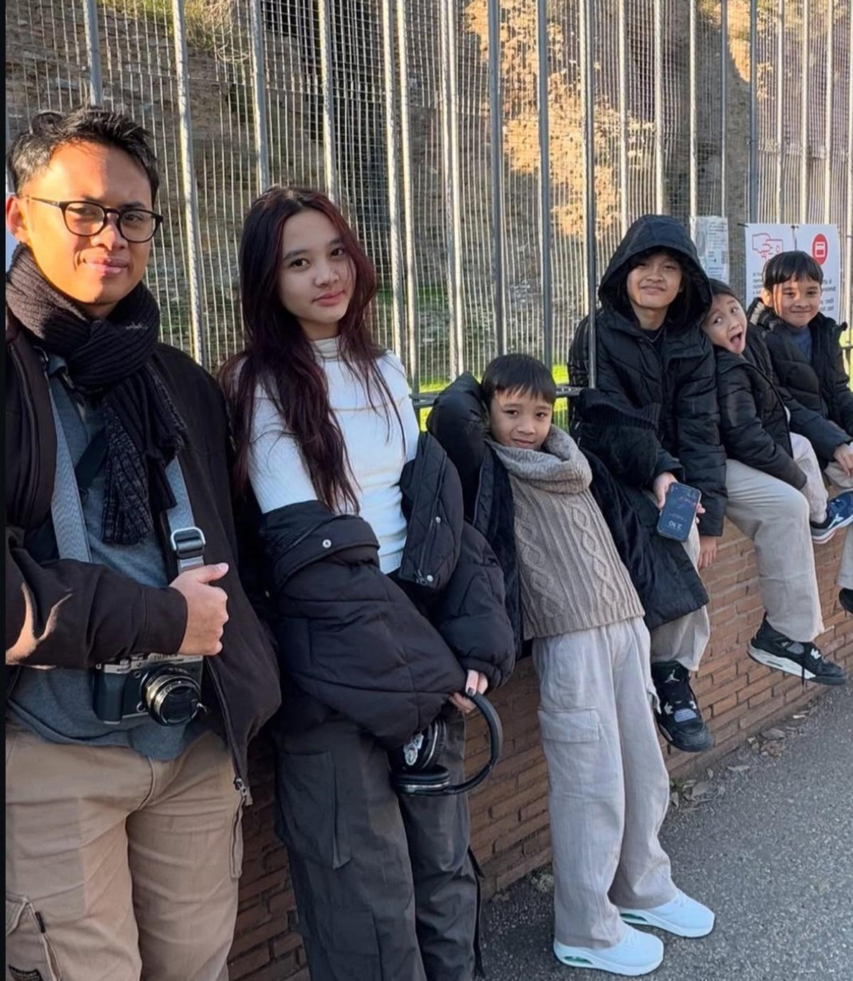 Potret Keluarga Hanung Bramantyo dan Zaskia Adya Mecca Liburan ke Italia, Berkunjung ke Colosseum hingga Salat Jumat di Kota Katolik Roma