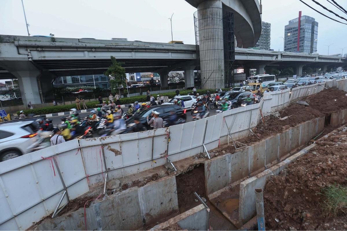 FOTO: Macet Horor di TB Simatupang, Gubernur DKI Ultimatum Proyek Galian Rampung Oktober