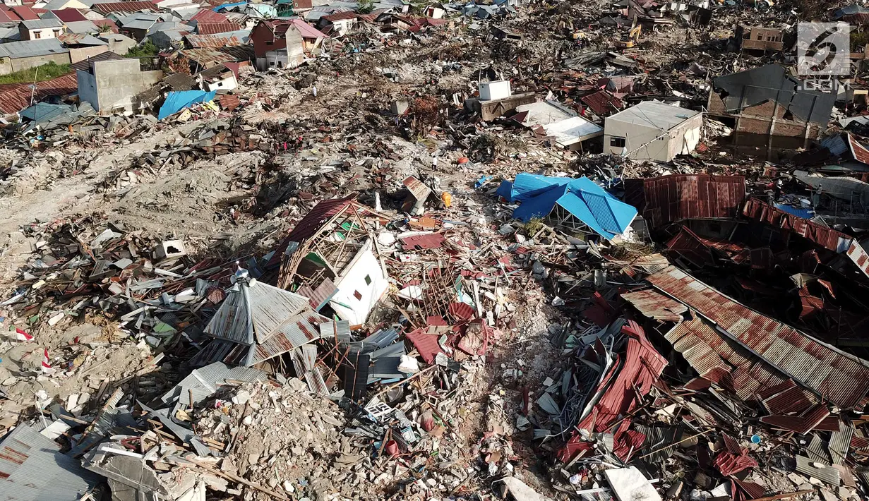 Pandangan udara Perumnas Balaroa yang rusak dan ambles akibat gempa bumi Palu, Sulawesi Tengah, Jumat (5/10). Kejadian berawal saat gempa Palu yang mengakibatkan bangunan roboh dan tanah longsor. (Liputan6.com/Fery Pradolo)