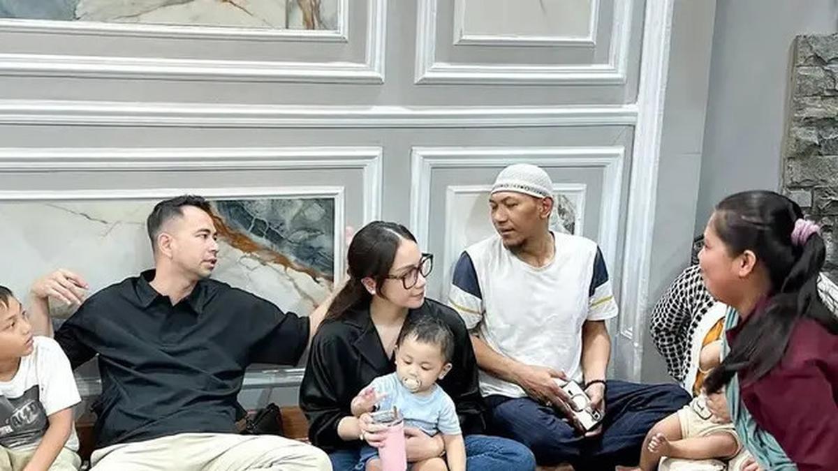7 Potret Raffi Ahmad ke Rumah Mendiang Mpok Alpa, Kuatkan Suami dan Anak
