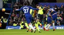 Pemain Chelsea, David Luiz (kanan) mencetak gol ke gawang Huddersfield Town saat bertanding dalam lanjutan Liga Inggris di Stadion Stamford Bridge, London, Sabtu (2/2). Chelsea membantai Huddersfield Town 5-0. (AP Photo/Alastair Grant)