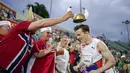 Pelari Norwegia Karsten Warholm melakukan selebrasi usai memenangkan ajang Diamond League di Oslo, Norwegia, Kamis (1/7/2021). Karsten Warholm memecahkan rekor dunia lari gawang 400 meter putra dengan torehan waktu 46,70 detik. (Fredrik Hagen, NTB via AP)