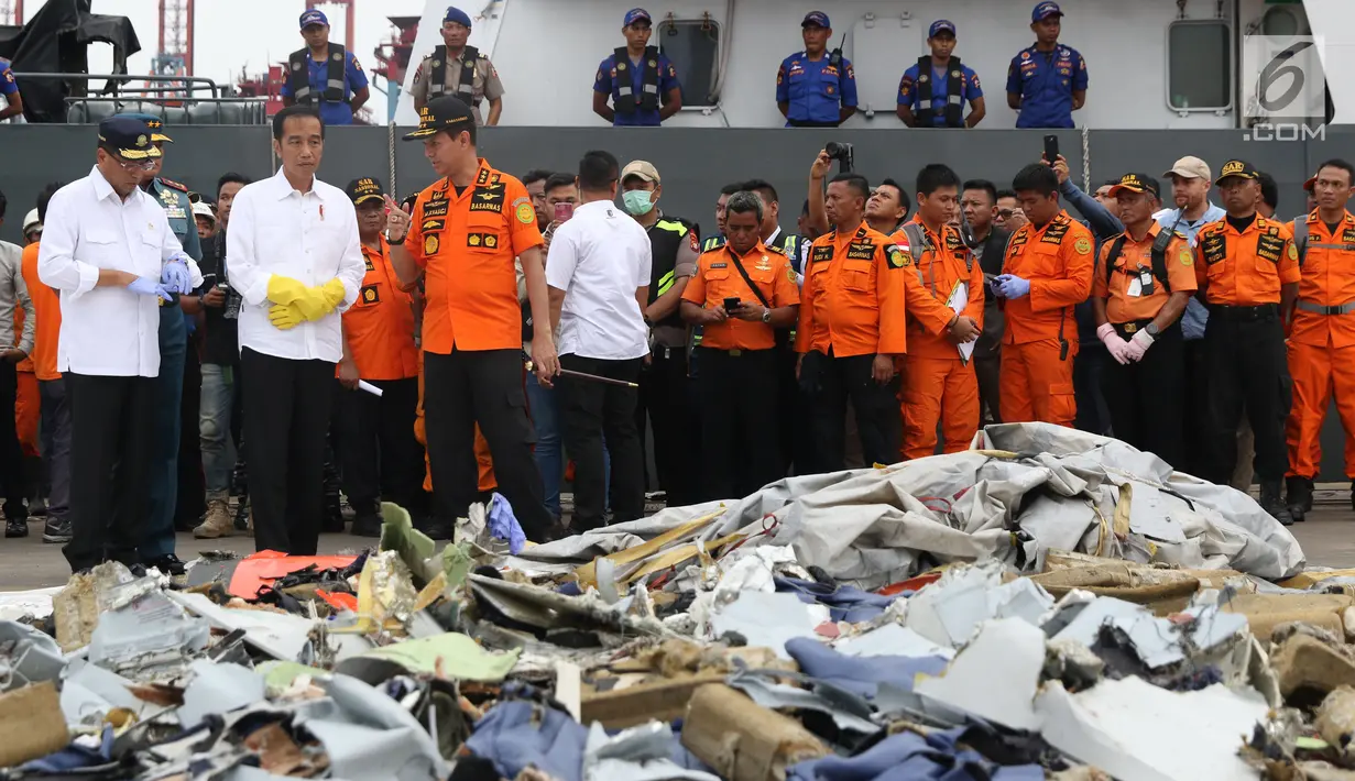 Presiden RI, Joko Widodo (kedua kiri depan) bersama Menhub Budi Karya Sumadi dan KaBasarnas Marsdya M Syaugi melihat barang yang diduga milik penumpang pesawat Lion Air JT 610 di Pelabuhan JICT 2, Jakarta, Selasa (30/10). (Liputan6.com/Helmi Fithriansyah)