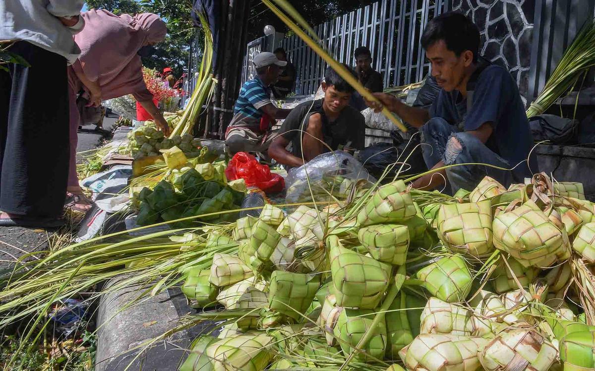 FOTO: Keluh Kesah Pedagang Musiman  Kulit Ketupat: Tahun ini Penjualan Menurun hingga 50