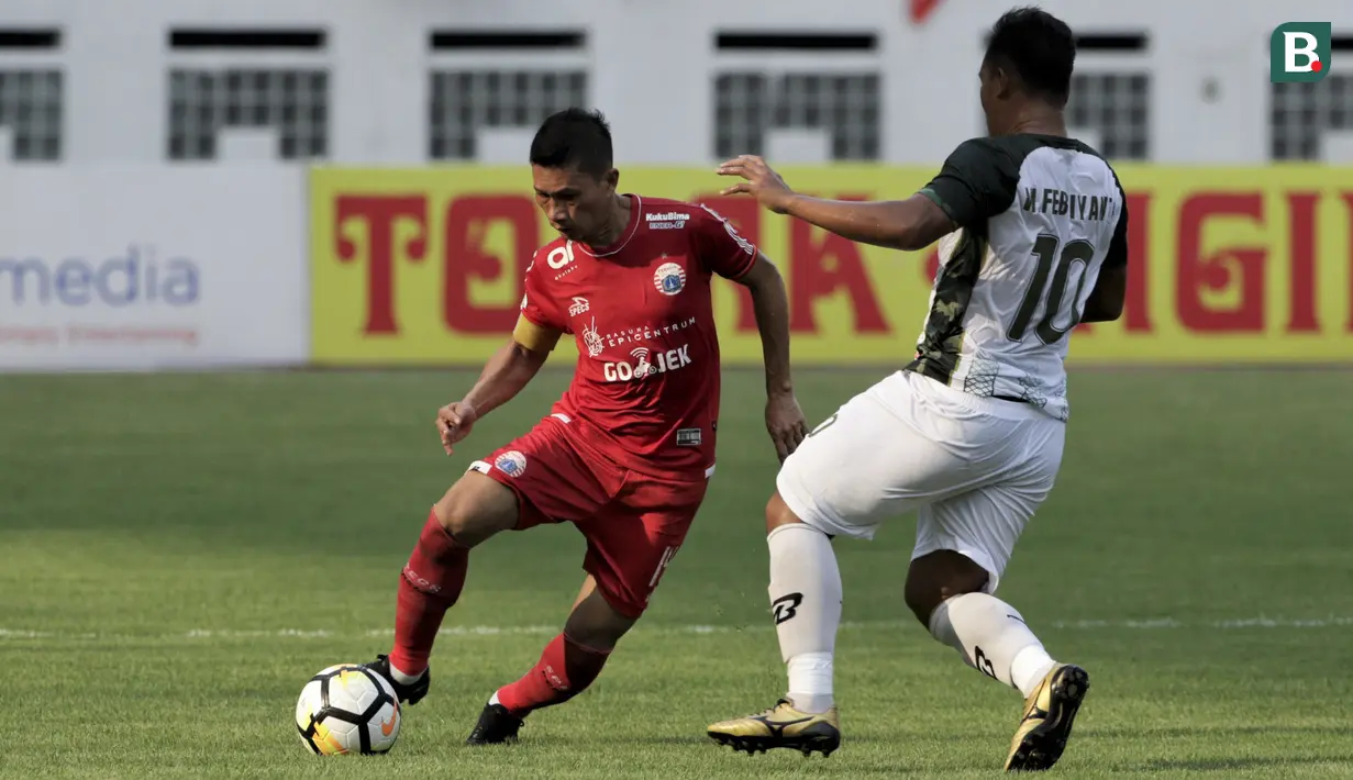 Bek Persija Jakarta, Ismed Sofyan, berusaha melewati gelandang PS Tira, Wawan Febriyanto, pada laga Liga 1 di Stadion Wibawa Mukti, Jawa Barat, Sabtu (10/11). Kedua klub bermain imbang 0-0. (Bola.com/Yoppy Renato)