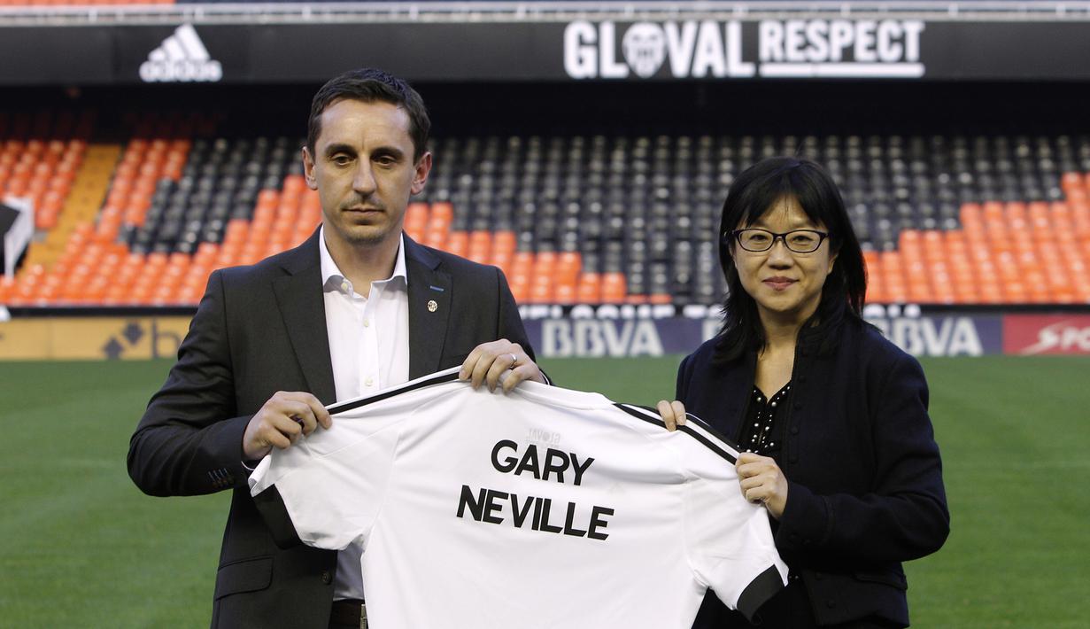 Mantan Pemain Manchester United, Gary Neville (kiri) berfoto bersama salah satu pemilik Klub Valencia, Lay Hoon Chan pada acara perkenalan sebagai pelatih di Stadion Mestalla, Kamis (3/12/2015).  (AFP Photo/Jose Jordan)