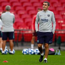 Pelatih Barcelona, Ernesto Valverde melihat para pemainnya berlatih di Wembley Stadium di London (2/10). Barcelona akan bertanding melawan wakil Inggris Tottenham Hotspur pada grup B Liga Champions. (AP Photo/Frank Augstein)