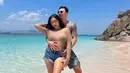 Perempuan kelahiran Jakarta 35 tahun silam itu bergaya hot bersama suami tercinta di pinggir pantai dengan pasir warna pink. [Instagram/inijedar]