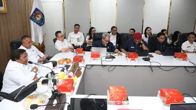 Wakil Menteri Dalam Negeri (Wamendagri) Ribka Haluk saat rapat evaluasi penyaluran Dana Otsus. (Dok. Istimewa)
