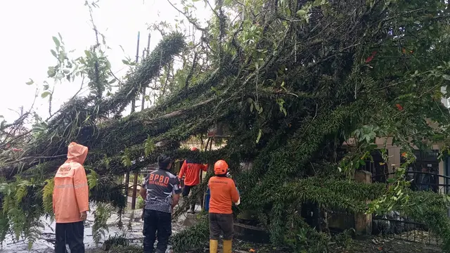 Cuaca buruk yang melanda Kota Sukabumi pada Rabu siang (4/3/2026) memicu serangkaian bencana hidrometeorologi.