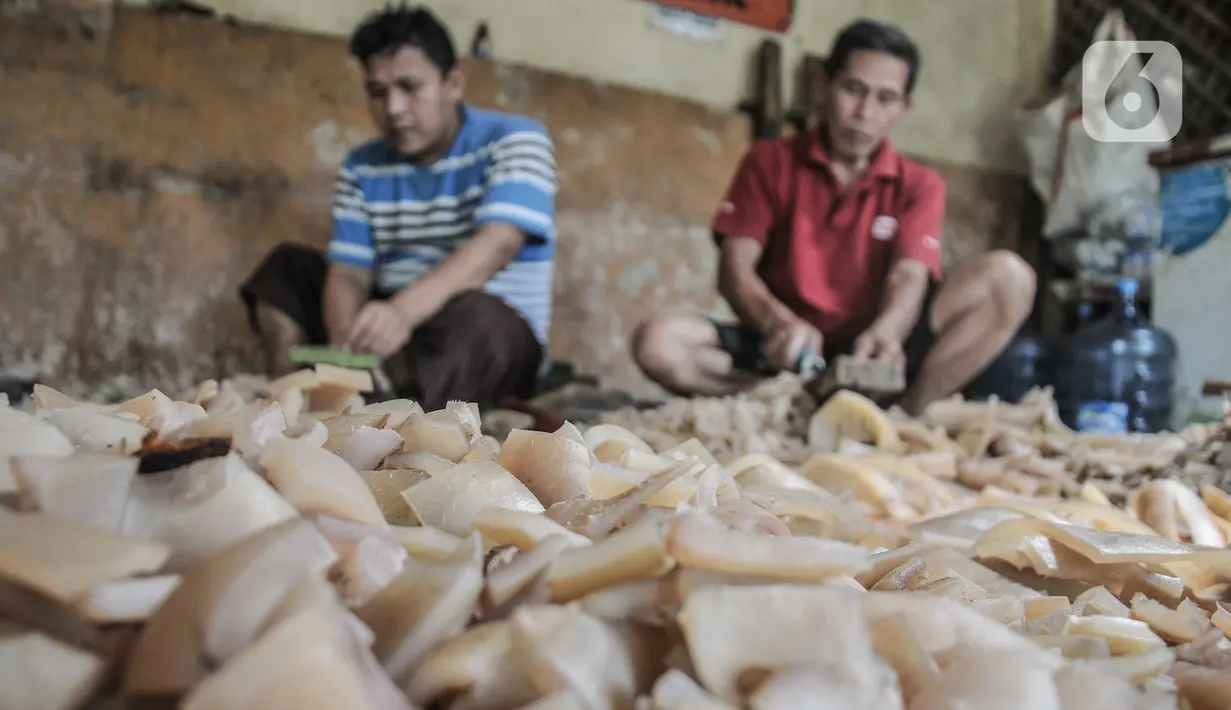 Pekerja menyelesaikan pembuatan kerupuk kulit di industri rumahan kawasan Bogor, Jawa Barat, Minggu (26/9/2021). Pelaku usaha kerupuk kulit mengaku permintaan kerupuk kulit mengalami penurunan hingga 50 persen akibat Pemberlakuan Pembatasan Kegiatan Masyarakat (PPKM). (merdeka.com/Iqbal S Nugroho)