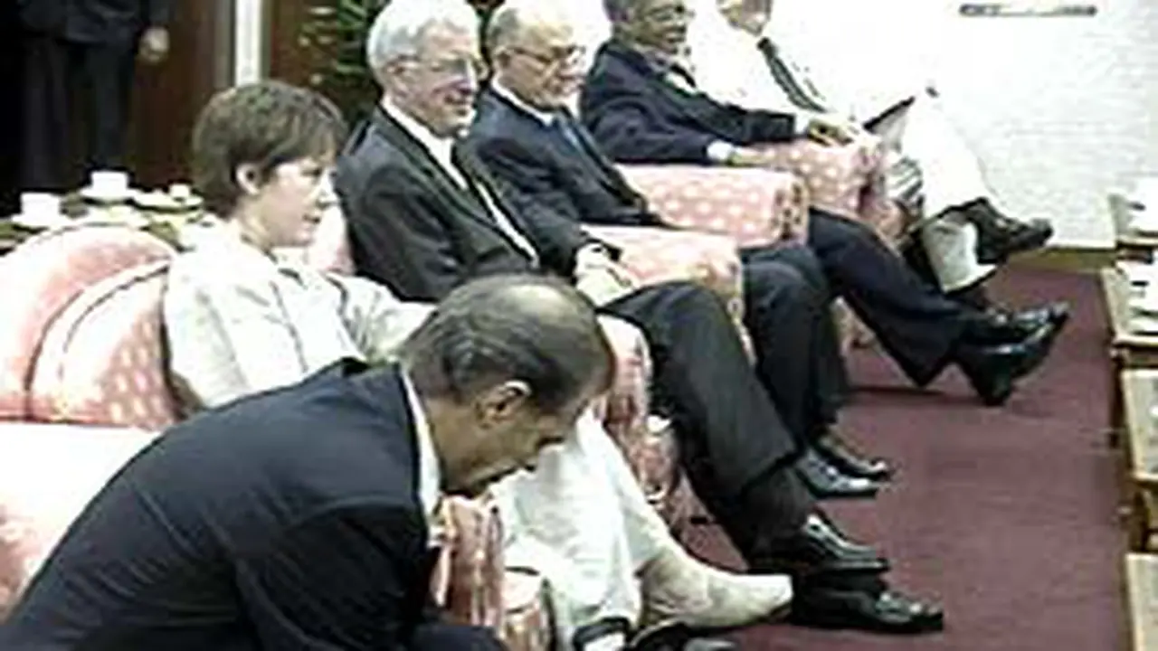 020502aAmbonUNIEropa.jpg