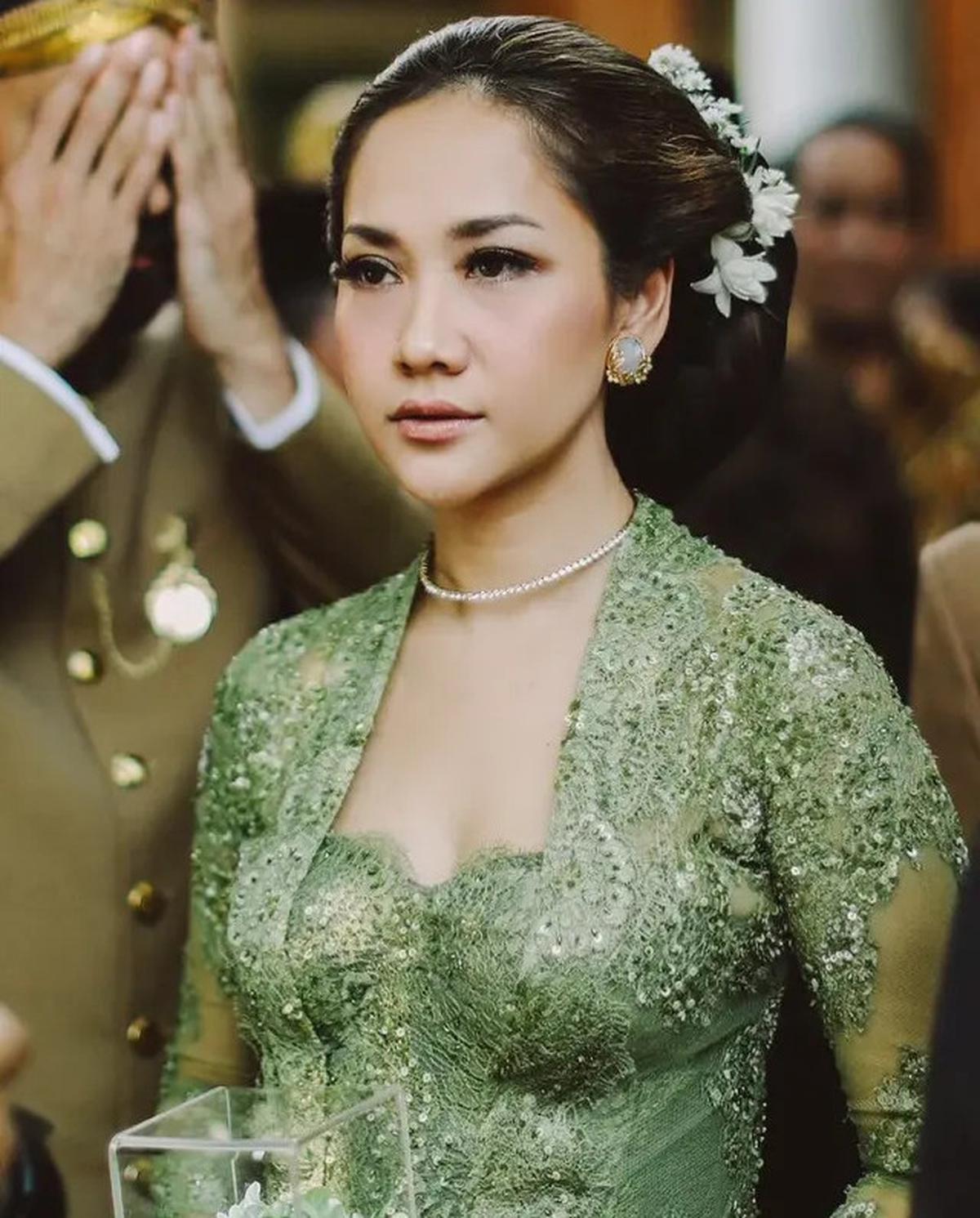 Model Kebaya Modern Pilihan BCL, Inspirasi Gaya Wanita Anggun dan Berkelas di Usia 40an