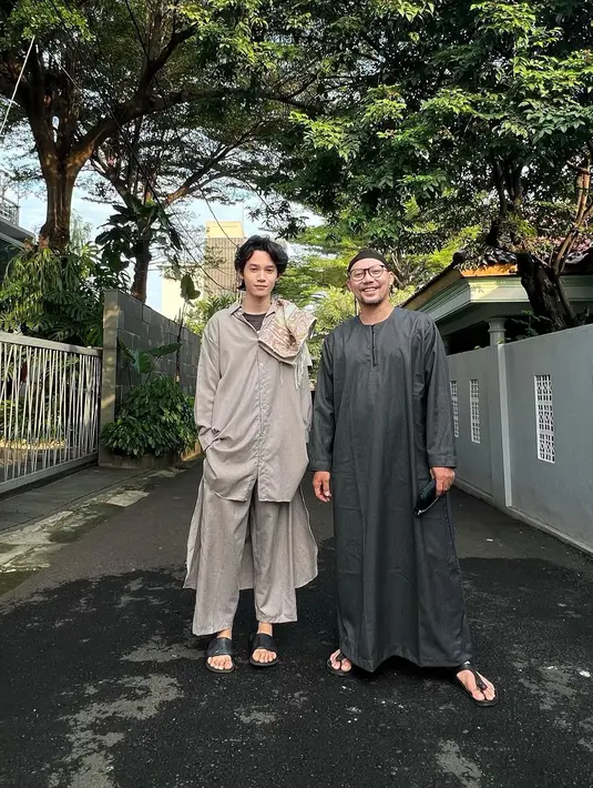 Yoyo melalui akun instagramnya kerap membagikan momen hangat bersama sang buah hati. Momen saat merayakan hari raya. [Instagram/yoyoprasetyo29]