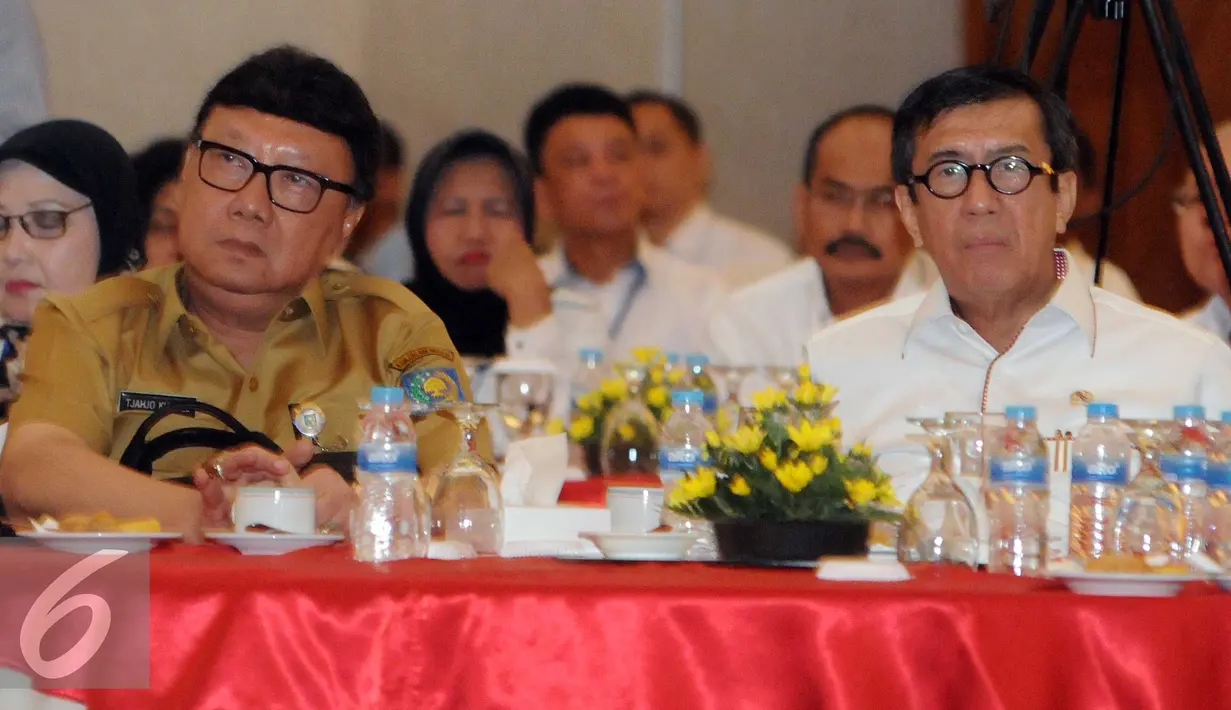 Mendagri, Tjahjo Kumolo (kiri) bersama MenkumHAM, Yasonna H Laoly saat menghadiri Talk Show, Jakarta, Senin (22/2). Talk Show yang di adakan ini bertujuan untuk kemanfaatan Hukum yang berkepastian untuk kedepan. (Liputan6.com/Helmi Afandi)
