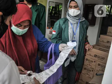 Warga menukarkan struk pembelian dengan bahan pangan saat pendistribusian Program Pangan Bersubsidi di RPTRA Permata Intan,Jakarta, Rabu (9/2/2022). Pemprov DKI kembali menggelar Program Pangan Bersubsidi yang terdiri atas beras, susu, daging, ikan, dan telur. (merdeka.com/Iqbal S Nugroho)