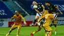 Dua pemain Persikabo 1973, Andy Setyo (kanan) dan Shumeyko Veniamin berusaha menyambut umpan sepak pojok saat melawan Bhayangkara FC dalam laga pekan ke-10 BRI Liga 1 2021/2022 di Stadion Moch. Soebroto, Magelang, Minggu (31/10/2021). (Bola.com/Nandang Permana)