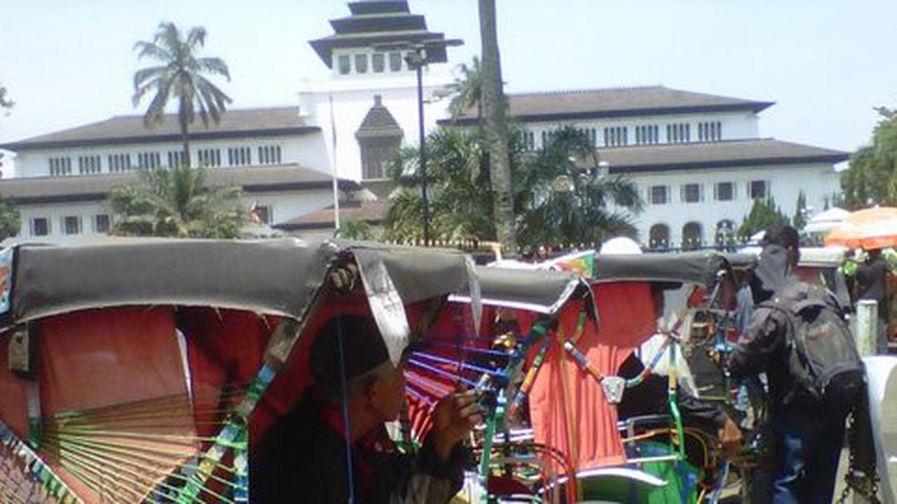 Demo lama dan bayaran kecil, massa aksi dan sopir bis protes