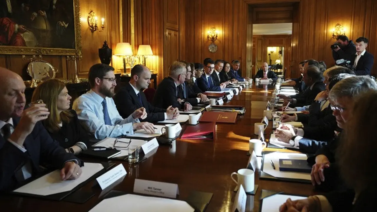 PM Inggris Rishi Sunak mengadakan pertemuan dengan pimpinan universitas dan perwakilan dari Persatuan Mahasiswa Yahudi di Downing Street, London, Inggris, Kamis, (9/5/2024).