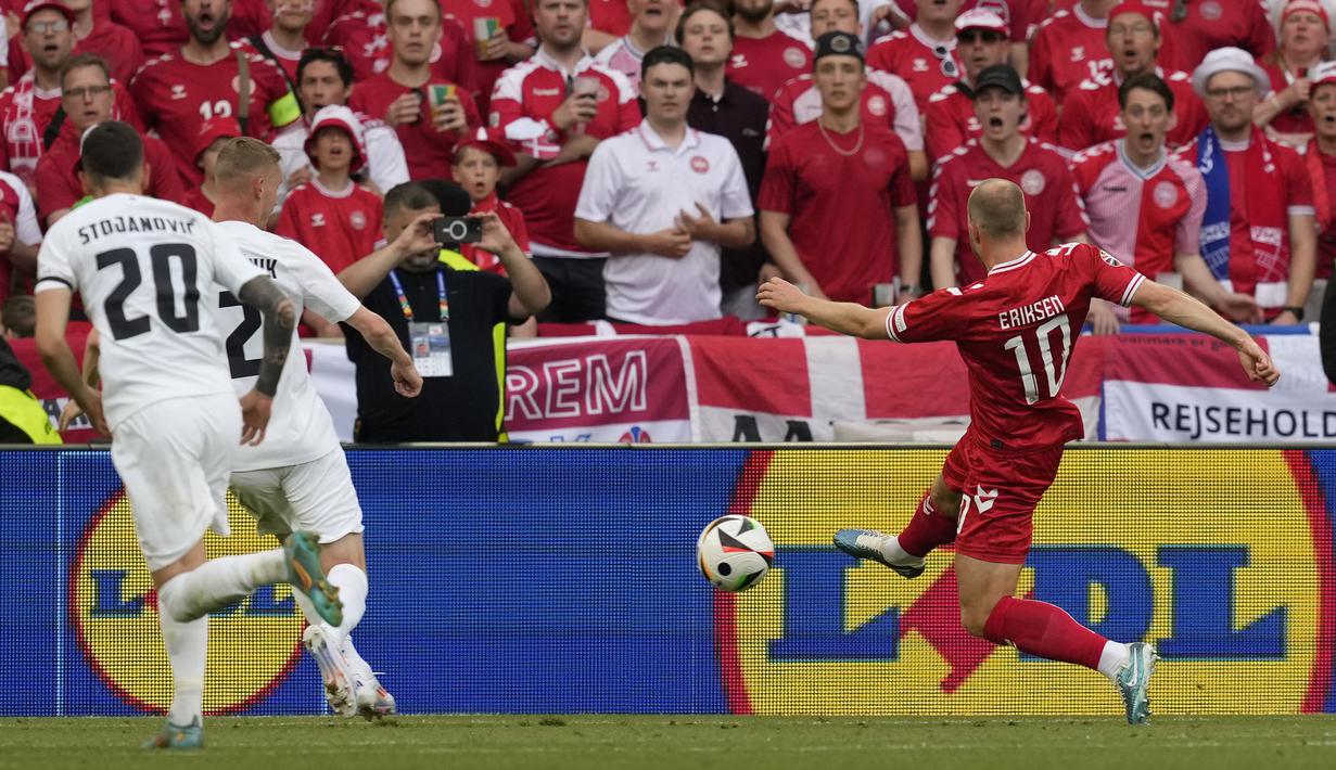 Gelandang Timnas Denmark, Christian Eriksen mencetak gol ke gawang Timnas Slovenia pada laga Grup C Euro 2024 di MHPArena, Stuttgart, Jerman, Minggu (16/6/2024). (AP Photo/Antonio Calanni)