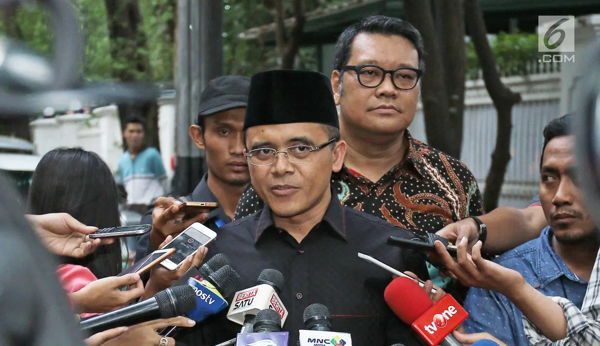 Bupati Banyuwangi Abdullah Azwar Anas memberi keterangan pers di kediaman Megawati, Jakarta, Sabtu (14/10). PDI Perjuangan akan mengumumkan paslon Gubernur dan Wagub provinsi Jawa Timur 15 Oktober 2017. (Liputan6.com/Herman Zakharia)