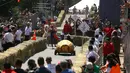Penonton menyaksikan ajang balap mobil 'Kotak sabun' Red Bull Soapbox di Santiago, Chili, Minggu (27/11). Kejuaraan ini dinamakan balap kotak sabun, karena setiap kendaraan dibuat berbentuk kotak layaknya tempat sabun. (REUTERS/Jonathan Faus)