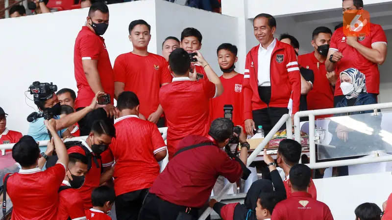 Foto: Ramahnya Presiden Jokowi Layani Foto Bersama Suporter Cilik Saat Laga Timnas Indonesia Vs Thailand di Piala AFF 2022