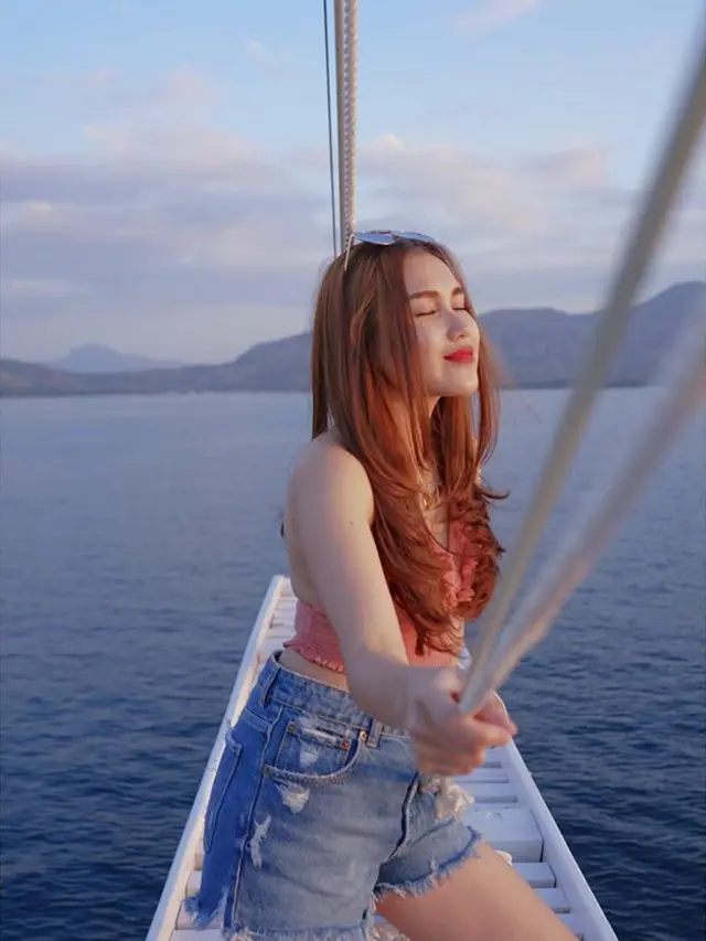7 Potret Gaya Ayu Ting Ting Saat Liburan Ke Labuan Bajo