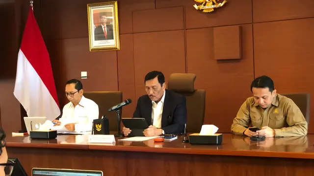Menteri Koordinator Bidang Kemaritiman dan Investasi (Menko Marves) Luhut Binsar Pandjaitan Pandjaitan dalam konferensi pers Update Kerjasama Indonesia-Tiongkok, Senin (10/4/2023).