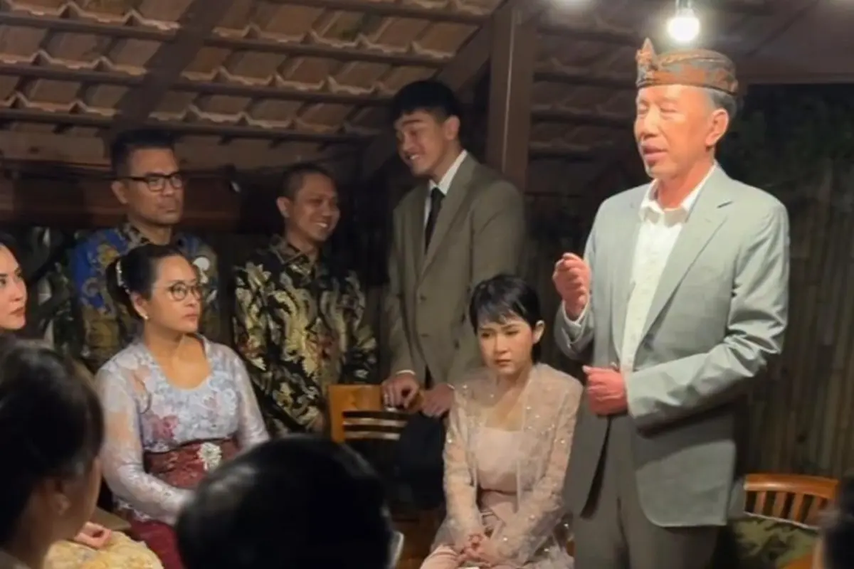 Presiden ke-7 RI Joko Widodo atau Jokowi menemui kader Partai Solidaritas Indonesia (PSI) di Waroeng Kopi Klotok Seminyak, Bali.