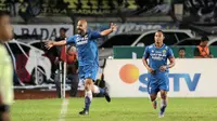 Sergio Van Dijk saat merayakan gol pada laga Persib vs Persipura di Stadion Si Jalak Harupat, Bandung, (12/11/2016). (Bola.com/Nicklas Hanoatubun)