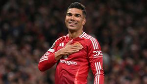 Di menit ke-79, Manchester United berbalik unggul lewat sundulan keras Casemiro yang berhasil merobek jala gawang Athletic Bilbao yang dijaga Julen Agirrezabala. (Oli SCARFF/AFP)