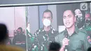 Layar besar menunjukkan sidang perubahan status jenis kelamin dan pergantian nama Serda Aprilia Manganang di Pengadilan Negeri Tondano secara virtual di Mabes TNI AD, Jakarta, Jumat (19/3/2021). Aprilia Manganang mengubah nama menjadi Aprilio Perkasa Manganang. (Liputan6.com/Faizal Fanani)