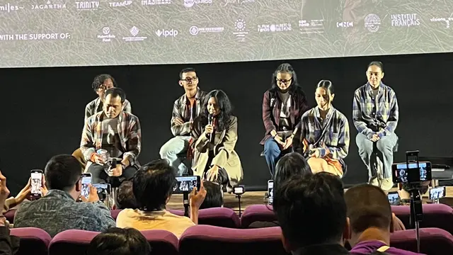 Kamila Andini, memegang mic dalam press conference trailer & trailer Empat Musim Pertiwi yang diselenggarakan di kawasan Jakarta pada (8/9/2026). (Liputan6.com/Afradhiya N. R)