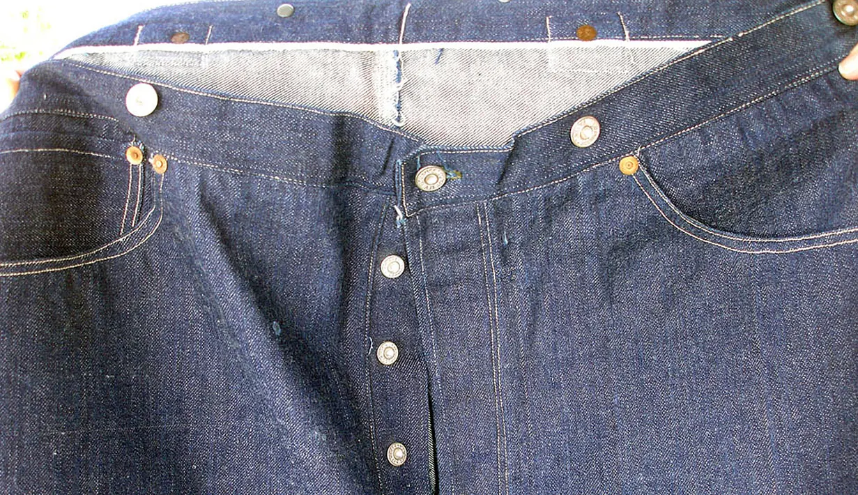 Foto tanpa tanggal disediakan oleh Daniel Buck Auctions menunjukkan bagian dari sepasang  celana jeans yang diproduksi oleh Levi Strauss & Co. Celana jeans berusia 125 tahun tersebut terjual hampir US $ 100.000 atau sekitar Rp 10 Miliar. (AP Photo)