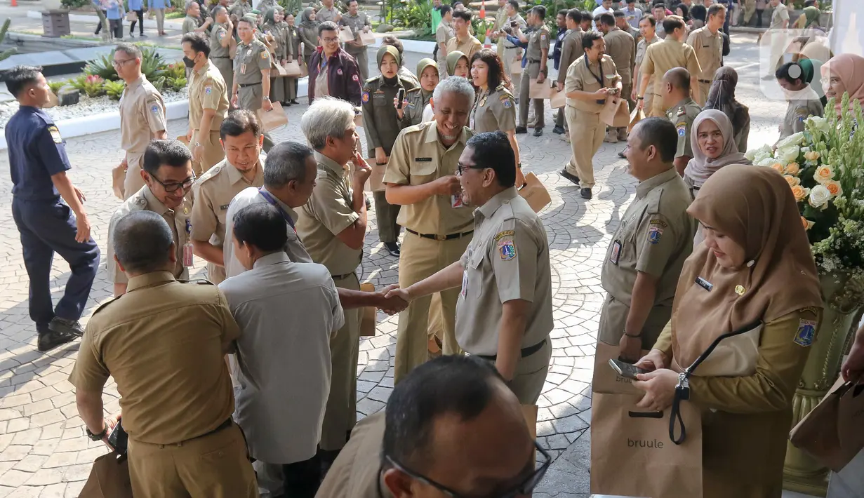 Pemerintah Provinsi (Pemprov) DKI Jakarta menggelar Halal bihalal di hari pertama aparatur sipil negara (ASN) masuk kerja pascalibur Lebaran Idul Fitri 1445 H. (Liputan6.com/Herman Zakharia)