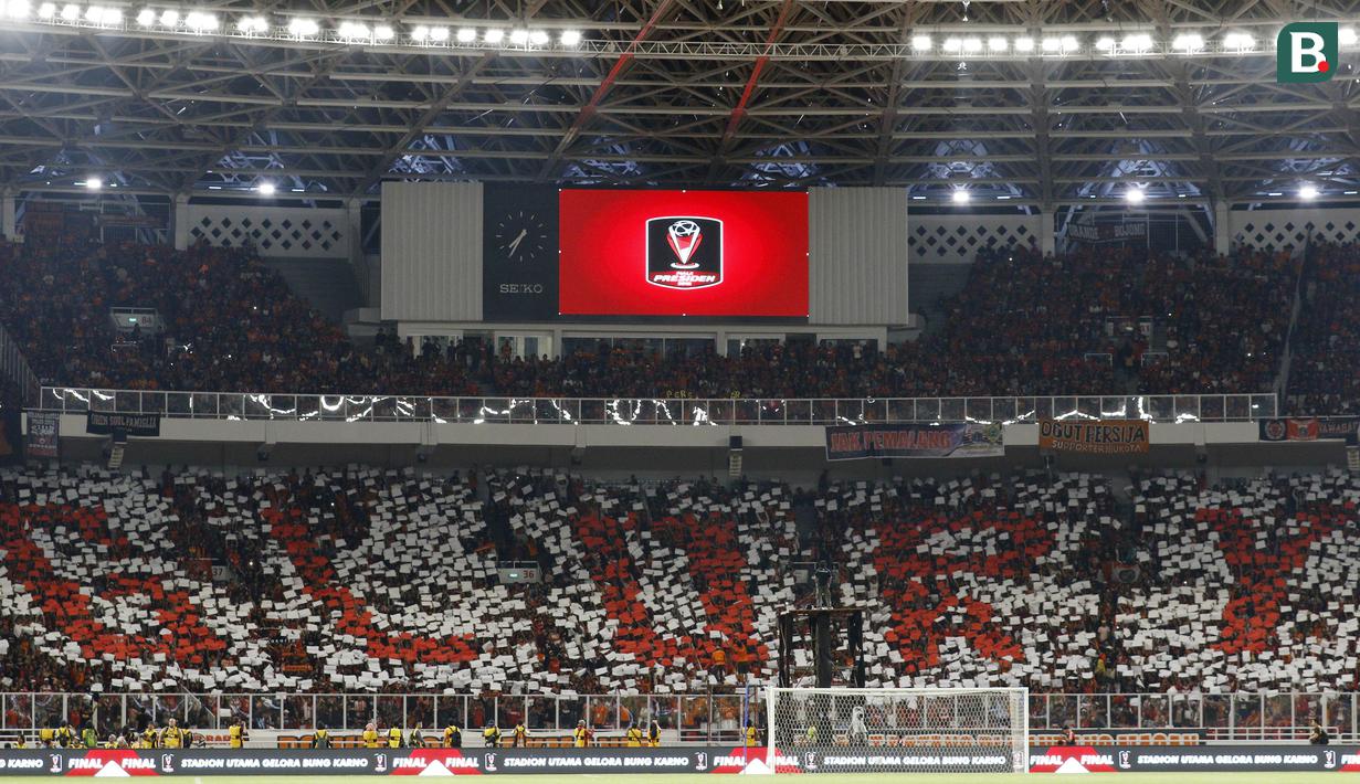 Jakmania membentuk koreografi tulisan "Glory" saat pertandingan Persija Jakarta melawan Bali United pada final Piala Presiden di SUGBK, Jakarta, Sabtu (17/2/2018). Persija menang 3-0 atas Bali United. (Bola.com/M Iqbal Ichsan)