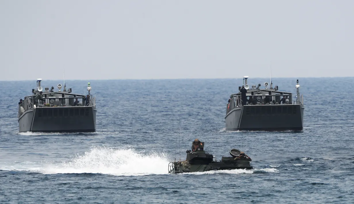 Kendaraan amfibi AS manaiki memimpin kapal marinir Filipina saat latihan militer gabungan tahunan di Pantai San Antonio, Zambales, Manila, Filipina, Rabu (9/5). Kegiatan ini merupakan latihan militer gabungan tahunan antara kedua negara. (TED ALJIBE/AFP)