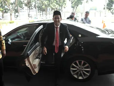 Menteri Pendidikan dan Kebudayaan (Mendikbud) Nadiem Anwar Makarim tersenyum saat turun dari mobil di Gedung Kemendikbud, Jakarta, Rabu (23/10/2019). Nadiem Makarim datang untuk menghadiri  acara lepas sambut sebagai Mendikbud yang baru. (merdeka.com/Iqbal S. Nugroho)