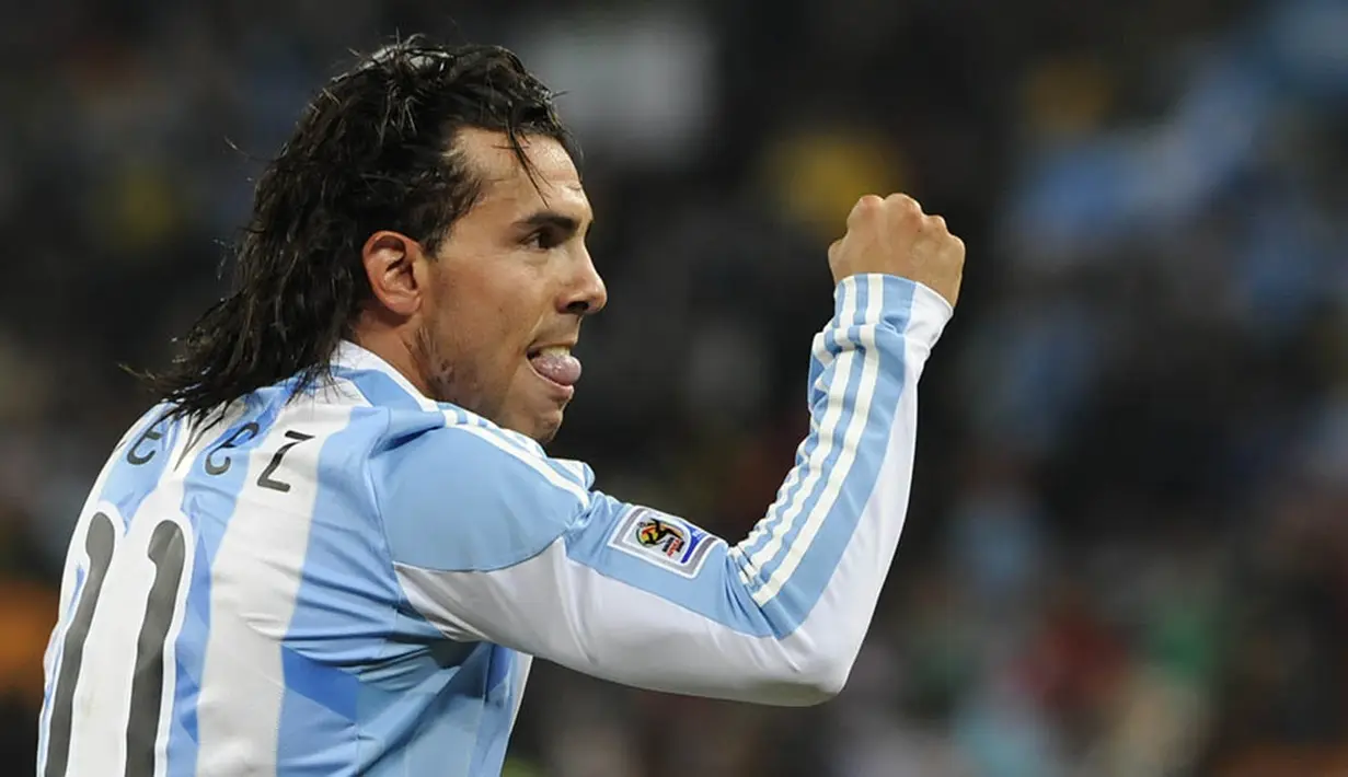 8. Carlos Tevez - Sama-sama memulai karier di Boca Juniors dan memiliki fisik yang mirip membuatnya dijuluki The Next Maradona. Tevez memang menjadi salah satu bintang dunia namun masih belum melegenda seperti Maradona. (AFP/Daniel Garcia)