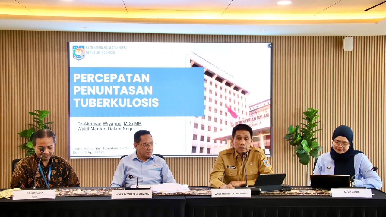 Wamendagri Akhmad Wiyagus saat konferensi pers Hari Tuberkulosis Sedunia 2026 di Kantor Kementerian Kesehatan