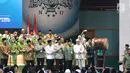 Presiden Joko Widodo atau Jokowi memukul bedug saat membuka Harlah ke-93 NU di Jakarta, Kamis (31/1). Jokowi didampingi Menko Polhukam Wiranto, Menag Lukman Hakim Saifuddin, Menpora Imam Nahrawi serta Seskab Pramono Anung. (Liputan6.com/Angga Yuniar)