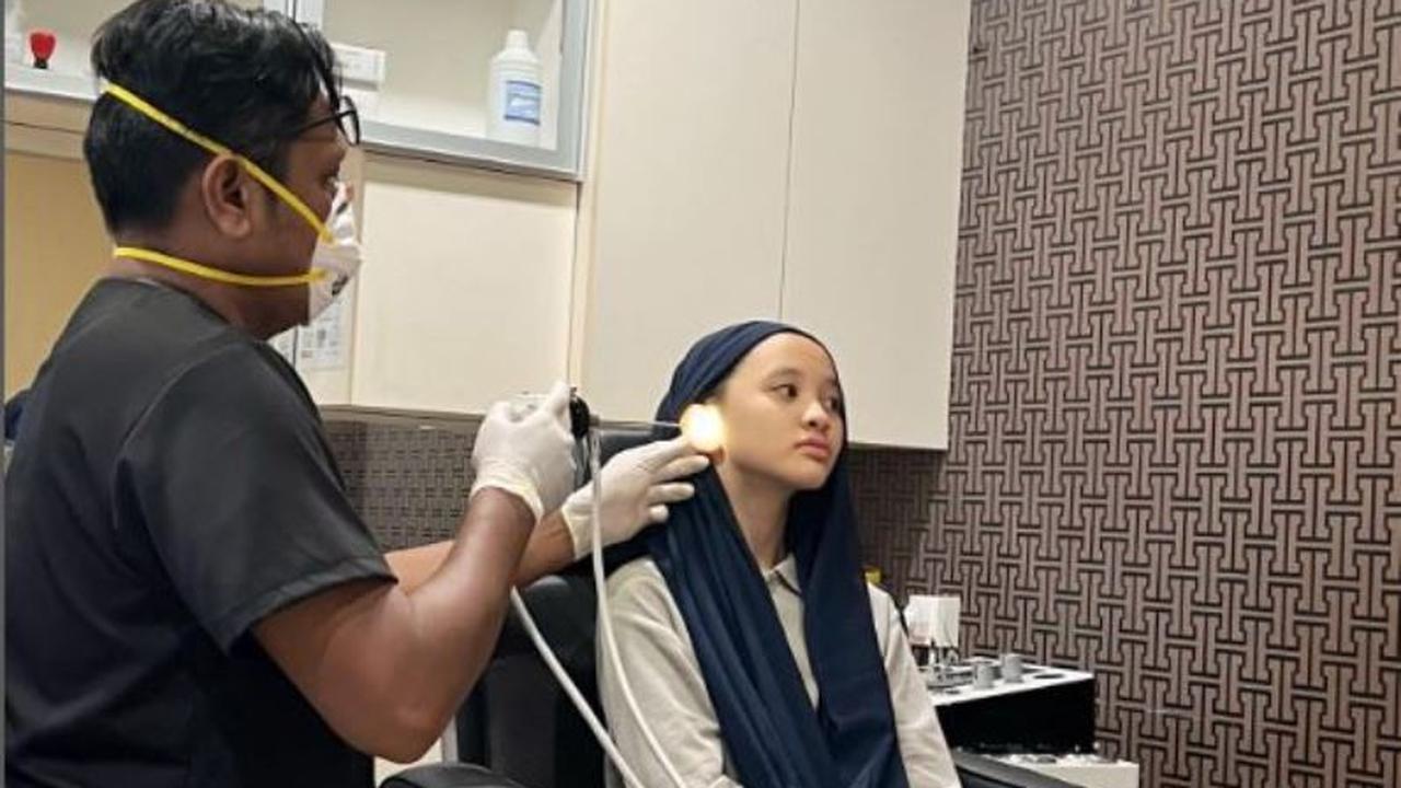 Dampak Buruk Pemakaian Earphone Berlebihan yang Bikin Anak Zaskia Adya Mecca Iritasi Telinga