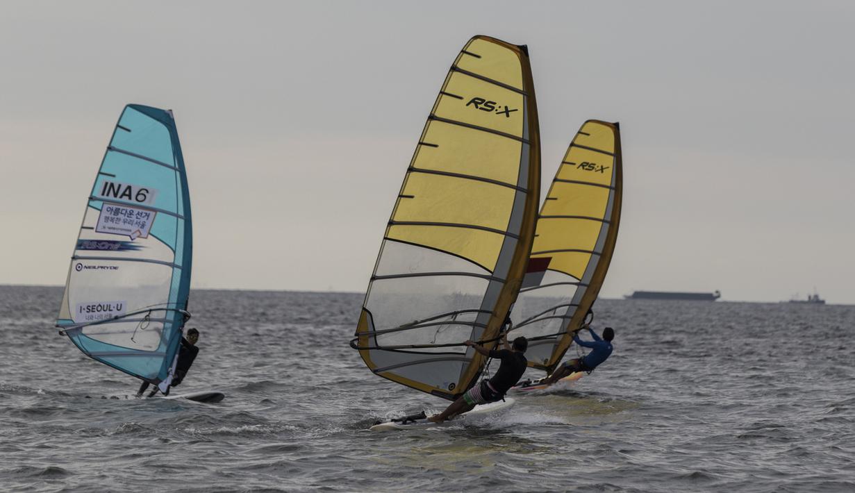 Sejumlah atlet layar berlatih di Laut Jakarta, Kamis (24/5/2018). Cabang layar menargetkan dua medali emas pada Asian Games 2018 mendatang. (Bola.com/Vitalis Yogi Trisna)