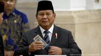 Presiden Prabowo Subianto menerima uang zaman dulu alias jadul dari Wakil Kepala Badan Pengawasan Keuangan dan Pembangunan (BPKP) Agustina Arumsari. (Liputan6.com/Nanda Perdana Putra)