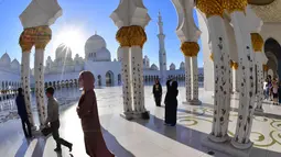 Pengunjung berada di Masjid Agung Sheikh Zayed di ibukota UEA Abu Dhabi (15/3). Pembangunan masjid ini merupakan gagasan dari pendiri Negara UEA, Sheikh Zayed Al Nahyan sebagai bagian dari mimpi dia memimpin rakyat UEA. (AFP Photo/Giuseppe Cacace)